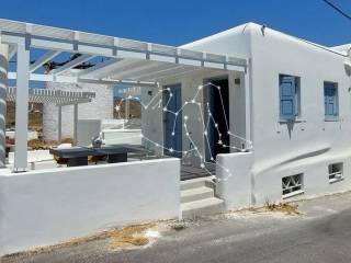 Η πρόσοψη του σπιτιού - The facade of the house