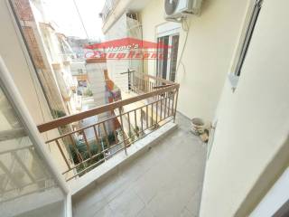 ΠΟΛΥ ΦΩΤΕΙΝΟ ΜΕ ΜΠΑΛΚΟΝΙ