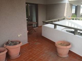 Βεράντα προς την μπαλκονόπορτα του κυρίως σαλονιού