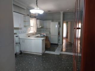 Άνετη  κουζίνα που επικοινωνεί άμεσα  με τα υπνοδωμάτια .