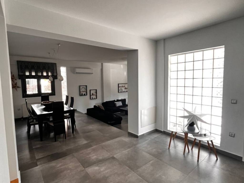 Trapezaria kai eisodoss