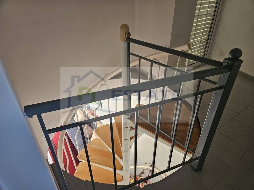 Εσωτερικη σκαλα