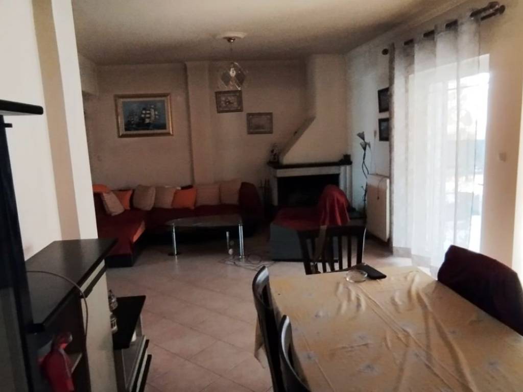 Η τραπεζαρία και το τζάκι στο καθιστικό