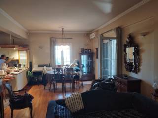 Eyrychore salotrapezaria me parke kai tzaki