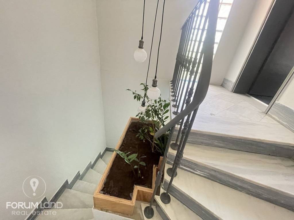 Forumland Real Estate, Esoterikes Skales