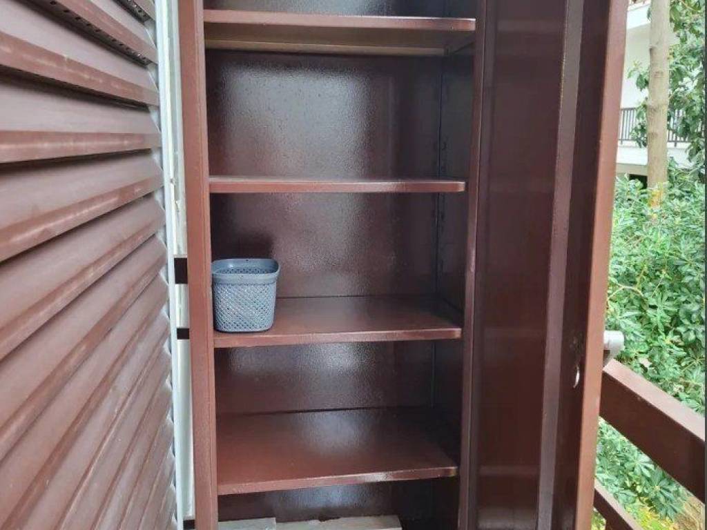 Forumland Real Estate, Ντουλάπα