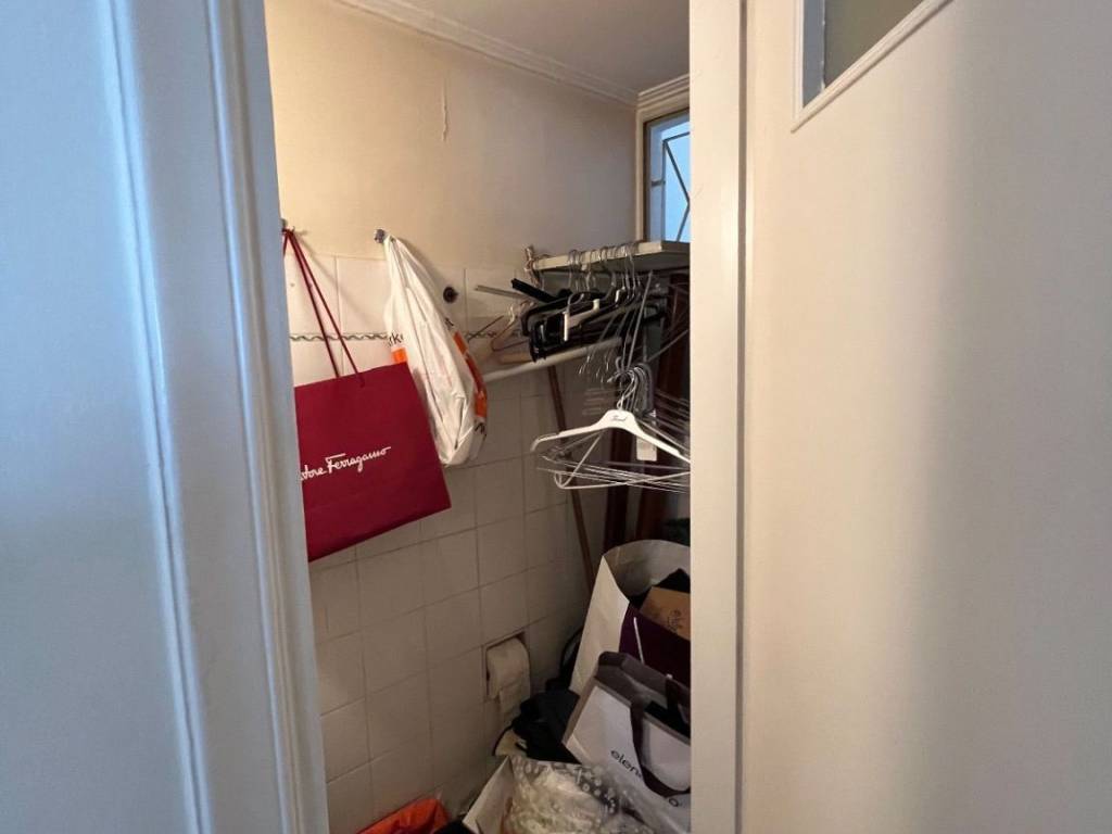 Apothekaki dipla apo to WC