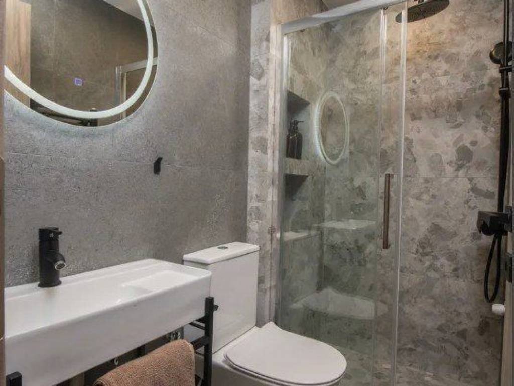 Forumland Real Estate, Μπάνιο