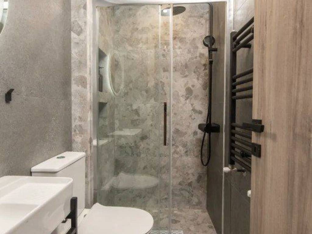 Forumland Real Estate, Μπάνιο