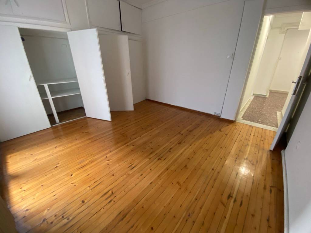 Κρεβατοκάμαρα με ντουλάπα