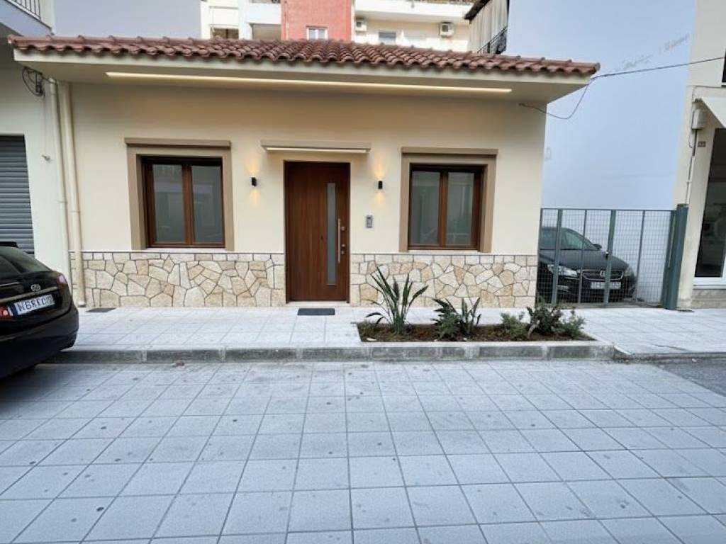 Πιθανή ανακαίνιση με μπεζ χρωματισμούς και κεραμοσκεπή