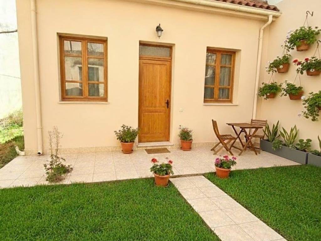 Πιθανή ανακαίνιση με μπεζ χρωματισμούς και κεραμοσκεπή αυλή