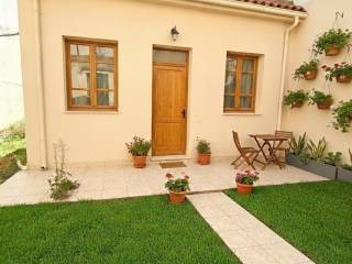 Πιθανή ανακαίνιση με μπεζ χρωματισμούς και κεραμοσκεπή αυλή