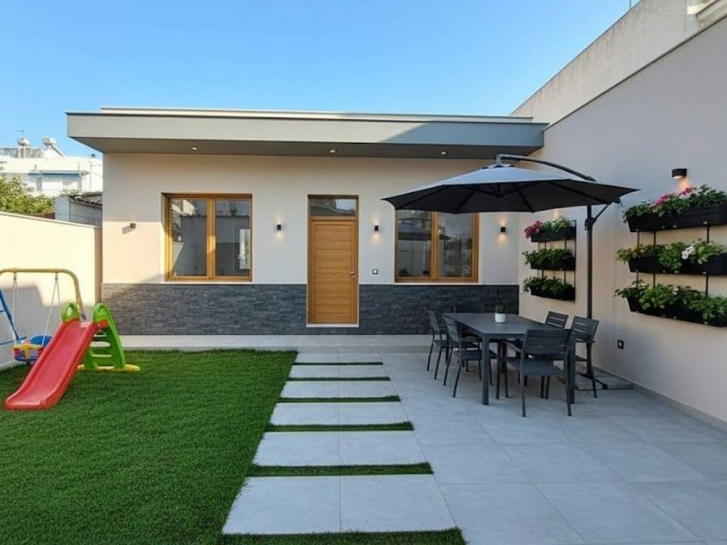 Πιθανή ανακαίνιση με γκρι χρωματισμούς μοντέρνα - πίσω αυλή