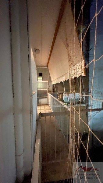 ΜΠΑΛΚΟΝΙ ΠΟΥ ΒΛΕΠΕΙ ΣΤΟΝ ΑΚΑΛΥΠΤΟ ΤΗΣ ΠΟΛΥΚΑΤΟΙΚΙΑ