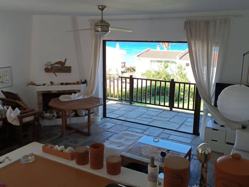 ANYPLACE MESITIKES YPERESIES