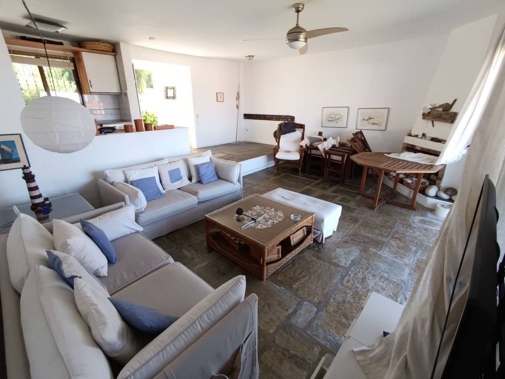 ANYPLACE MESITIKES YPERESIES