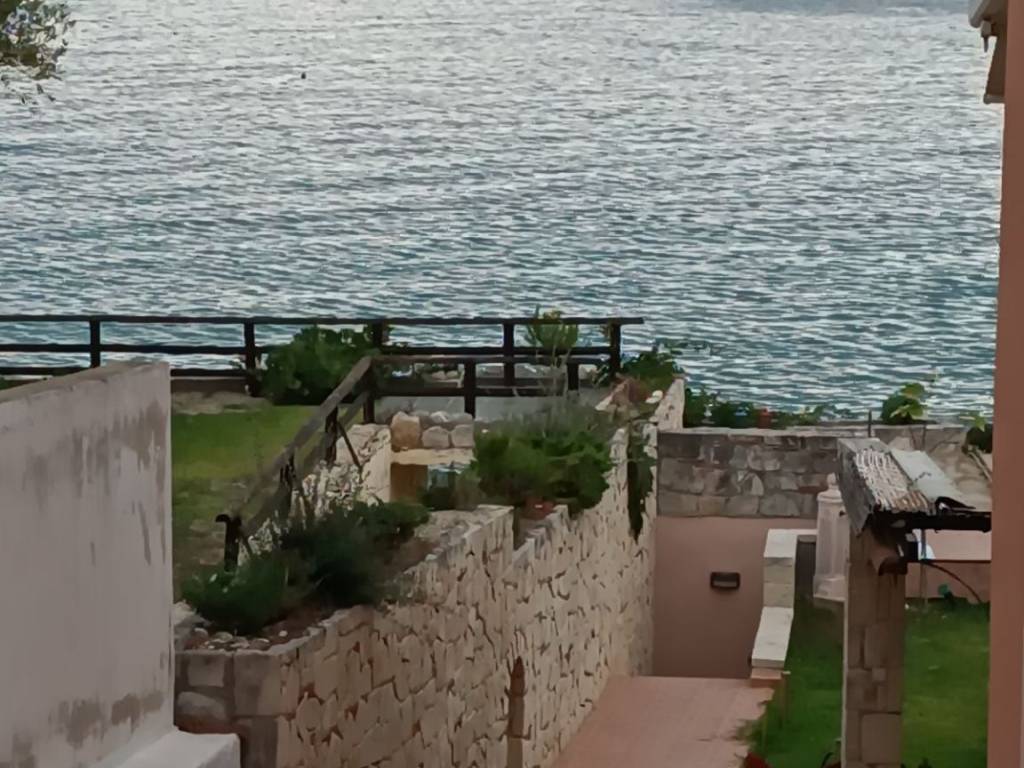 ANYPLACE MESITIKES YPERESIES