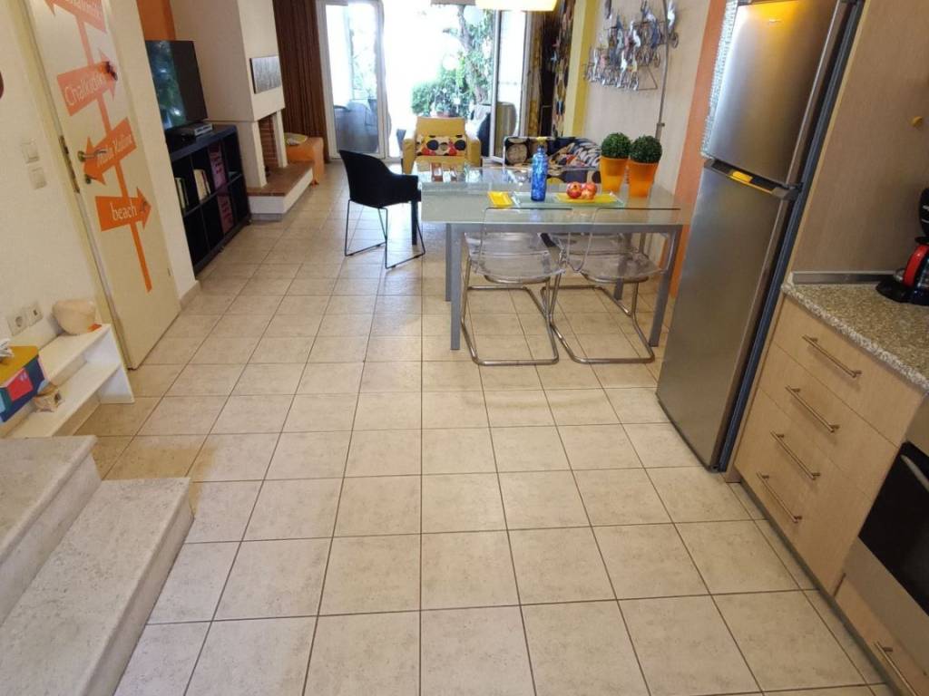 ANYPLACE MESITIKES YPERESIES