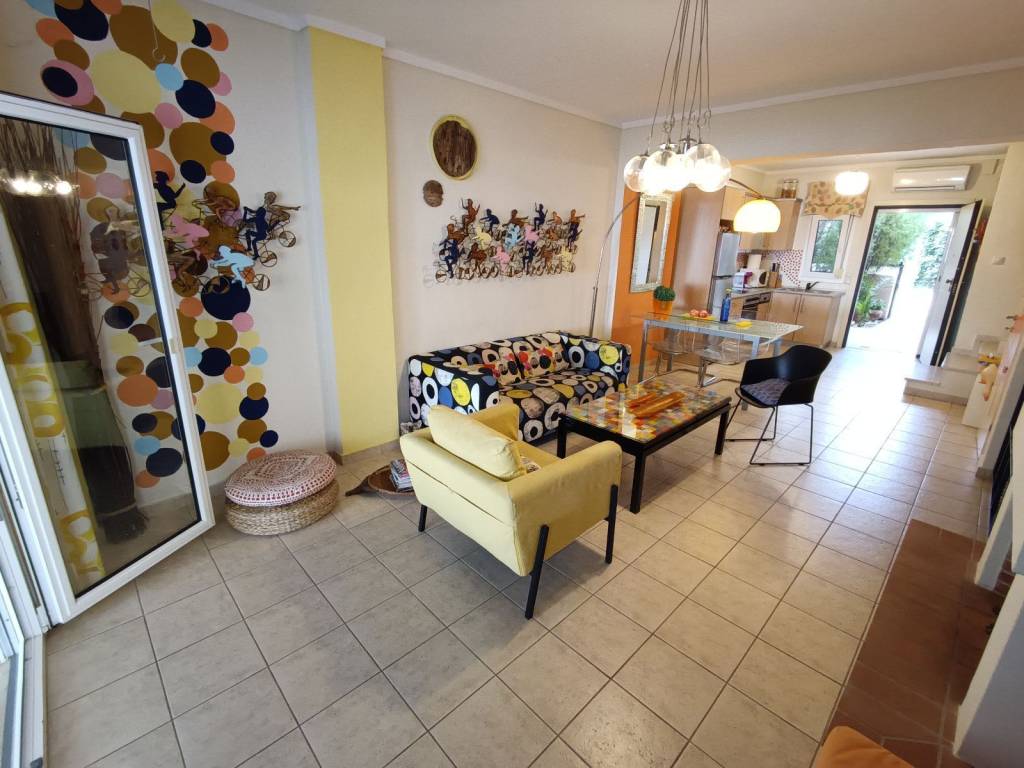 ANYPLACE MESITIKES YPERESIES