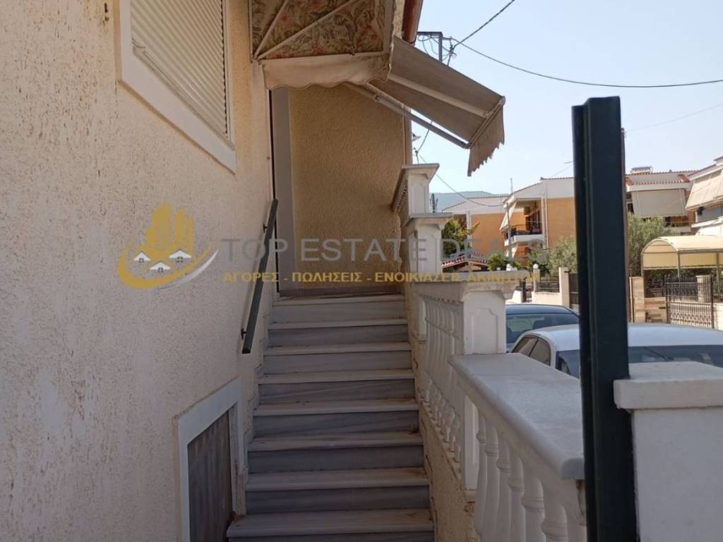 Tentes eisodoy -skales pros ten kentrike eisodo