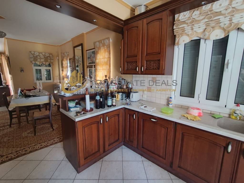 eniaia koyzina me trapezaria-saloni