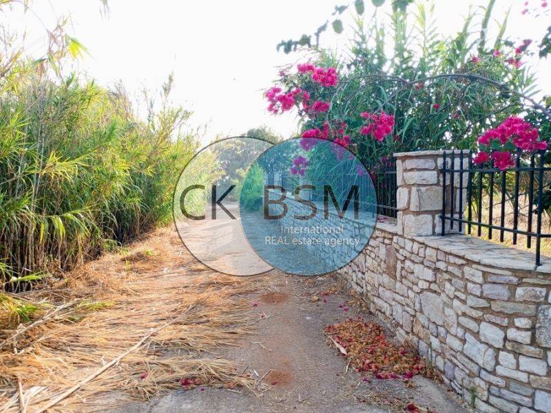 Θάλασσα δίπλα σε σπίτι / Sea next to the property