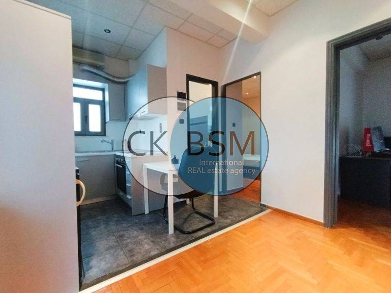 Κουζίνα - χωλ εισόδου / Entrance hallway and kitchen