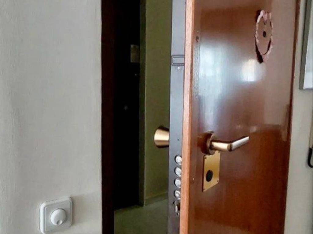 Forumland Real Estate, Θωρακισμένη πόρτα