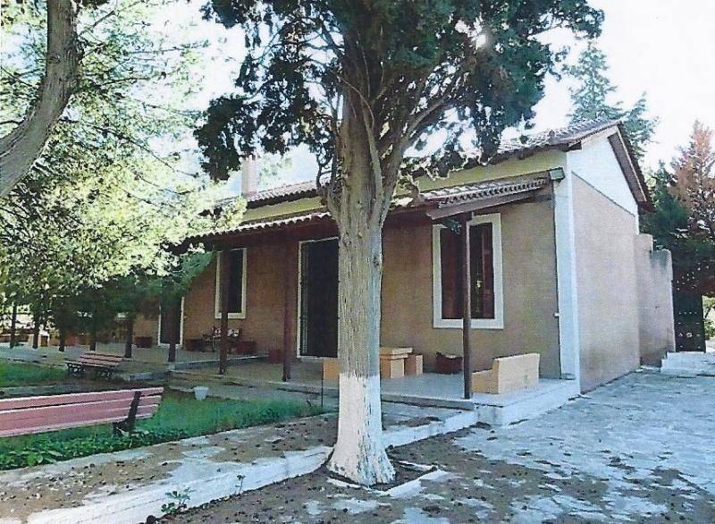 Φωτογραφία πρόσοψης ισόγειου διατηρητέου κτιρίου