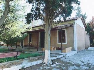 Φωτογραφία πρόσοψης ισόγειου διατηρητέου κτιρίου