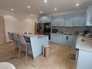 PLEROS EXOPLISMENE KOYZINA ME POIOTIKES ELEKTRIKES SYSKEYES