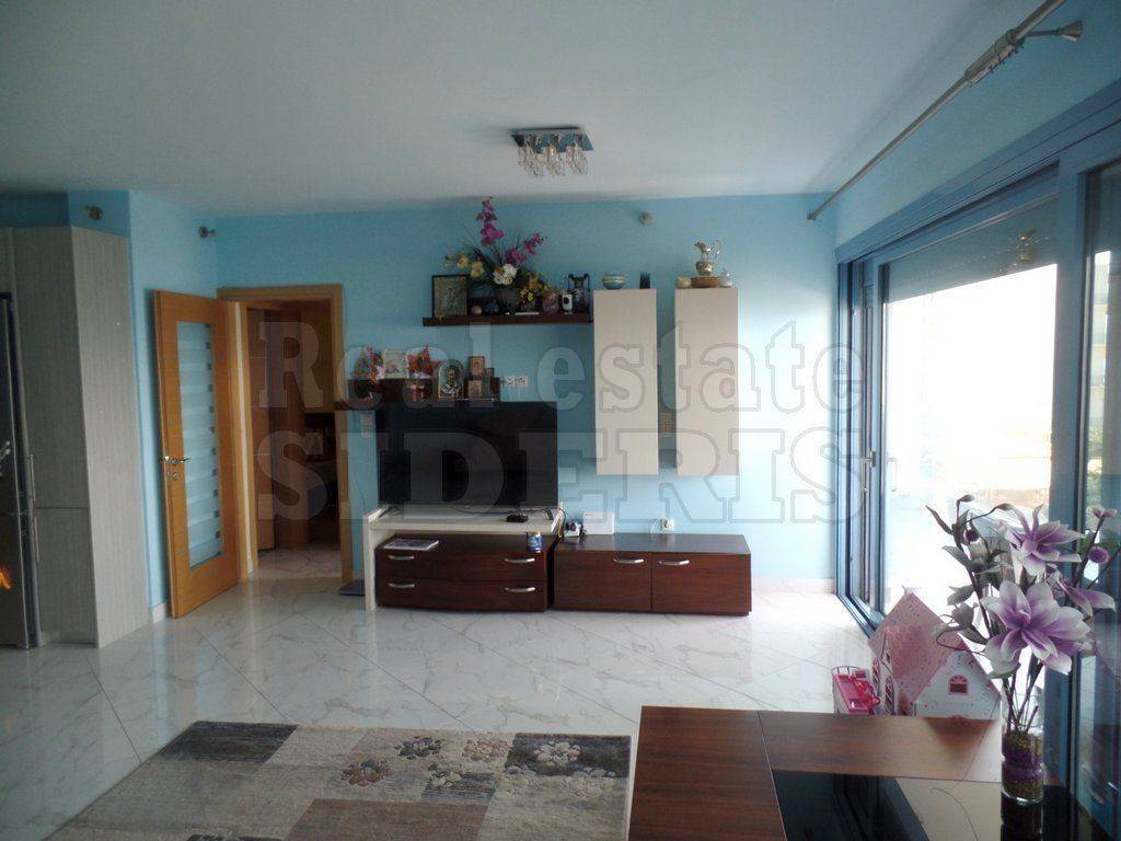 ΣΑΛΟΝΙ ΜΕ ΤΖΑΚΙ