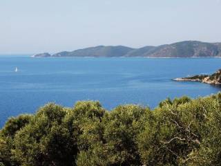 θέα προς το δυτικό ακρωτήριο.