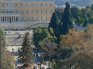 ΚΟΝΤΑ ΣΤΗΝ ΠΛΑΤΕΙΑ ΣΥΝΤΑΓΜΑΤΟΣ