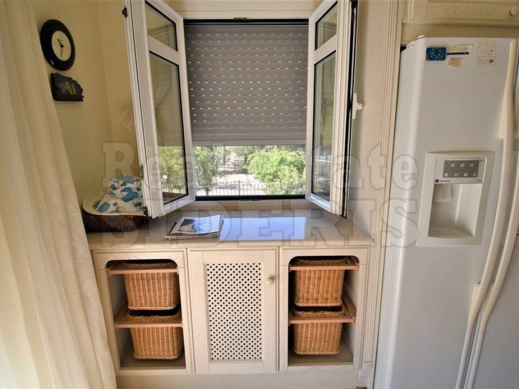 Φωτεινή κουζίνα με παράθυρο