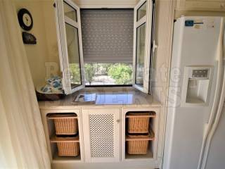 Φωτεινή κουζίνα με παράθυρο