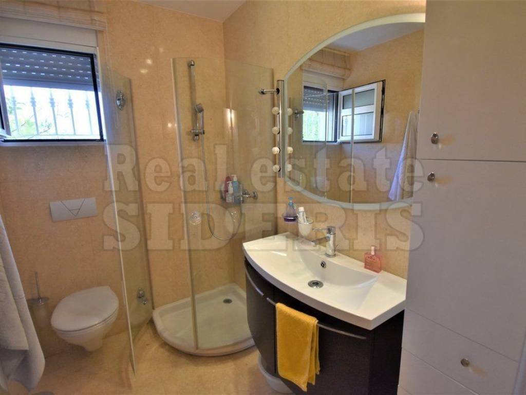 Λουτρό με ντουζιέρα