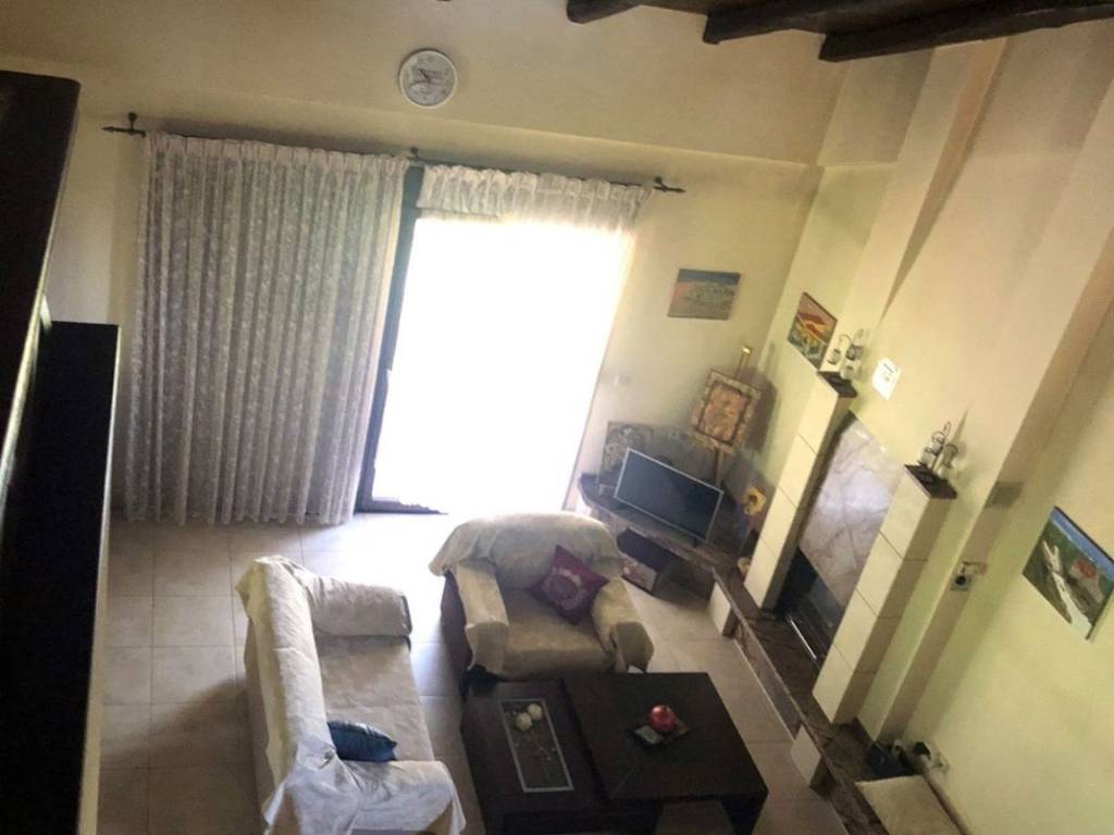 όψη σαλονιού από τον πάνω όροφο