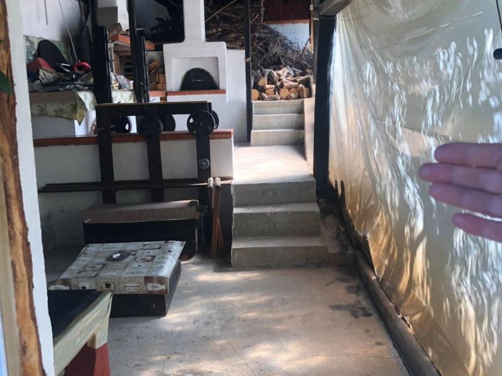 εξωτερικός χώρος με χτιστό φούρνο