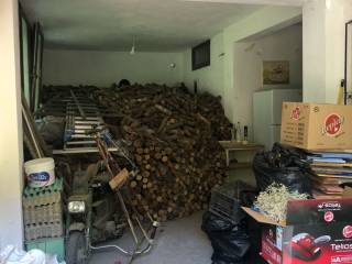 μεγάλη αποθήκη στο ισόγειο