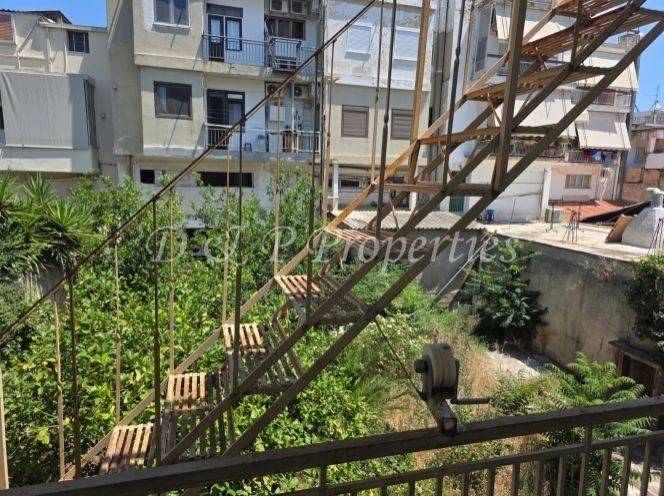 Σκάλα υπηρεσίας (πίσω)