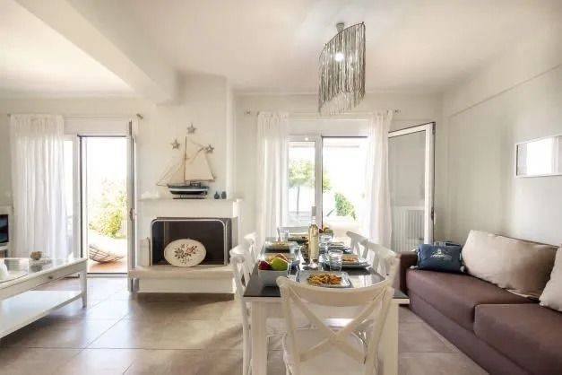 ANYPLACE MESITIKES YPERESIES