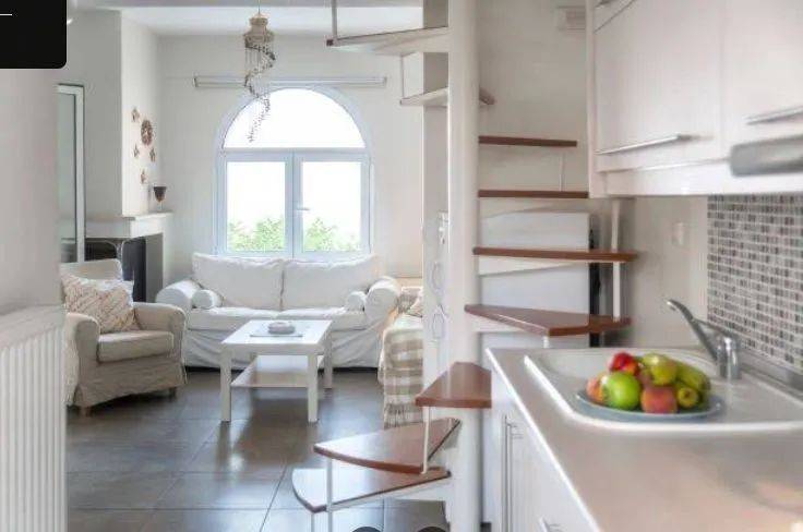 ANYPLACE MESITIKES YPERESIES