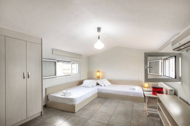 ANYPLACE MESITIKES YPERESIES