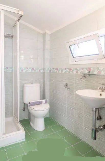 ANYPLACE MESITIKES YPERESIES