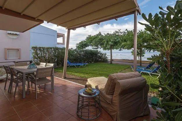 ANYPLACE MESITIKES YPERESIES