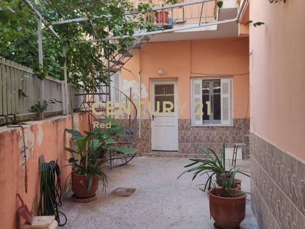 πίσω αύλειος χώρος