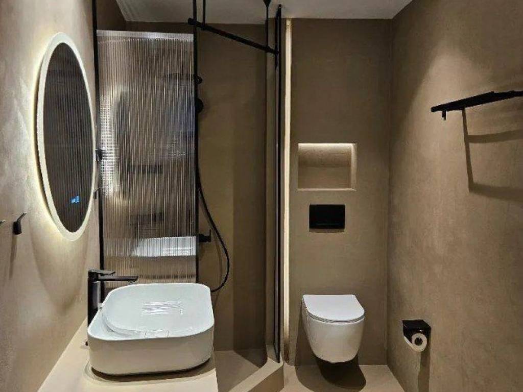 Forumland Real Estate, Μπάνιο