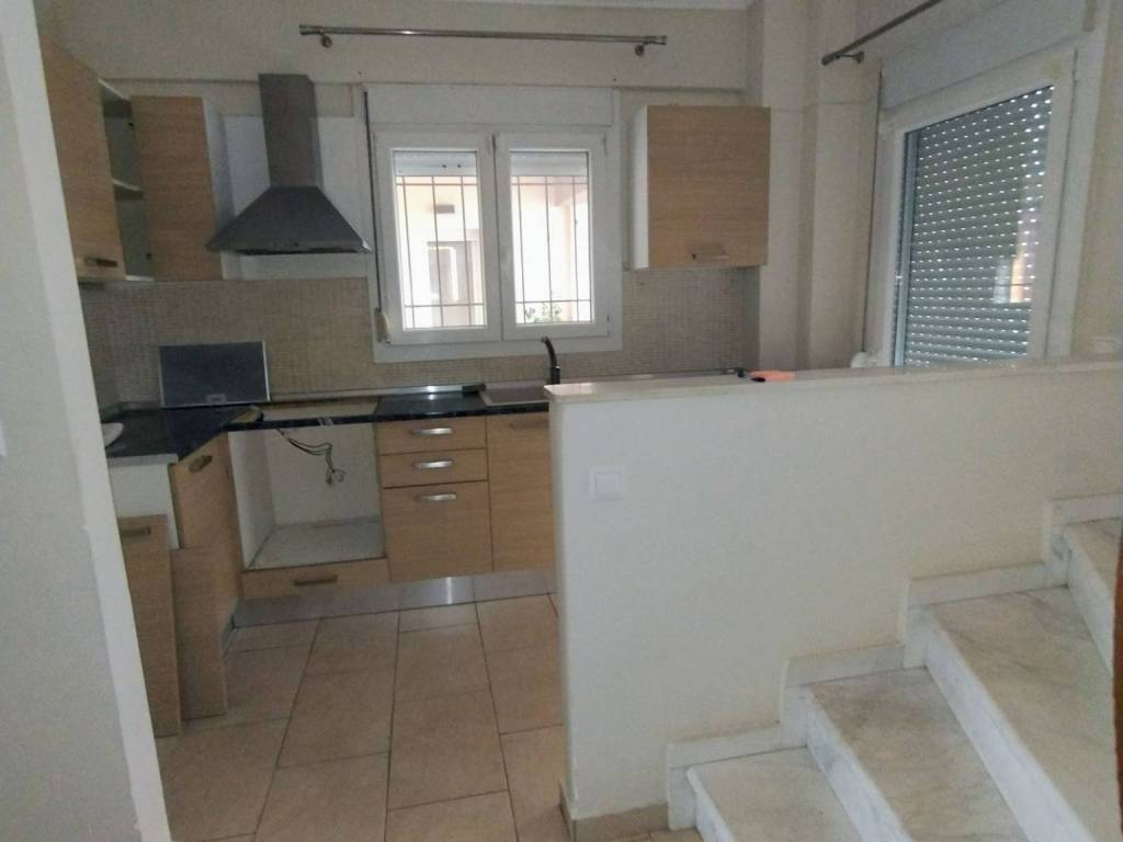 ΚΟΥΖΙΝΑ ΣΤΟΝ ΠΡΩΤΟ ΟΡΟΦΟ ΜΕ ΔΙΚΟ ΤΗΣ ΜΠΑΛΚΟΝΙ ΚΑΙ ΠΑΡΑΘΥΡΟ